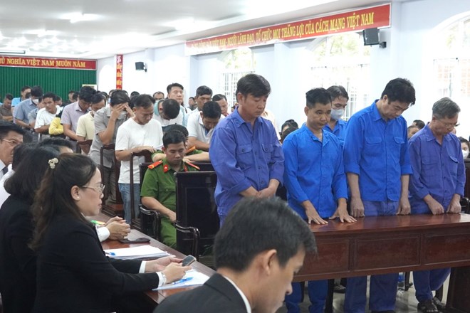 55 bị cáo nghe tuyên án về các tội "Đưa hối lộ" và " Nhận hối lộ" tại Thanh tra Giao thông tỉnh Bà Rịa - Vũng Tàu.